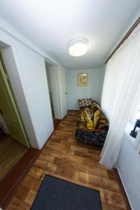 uma sala de estar com um sofá e uma janela em Dunaiskaya Usadba em Vylkove