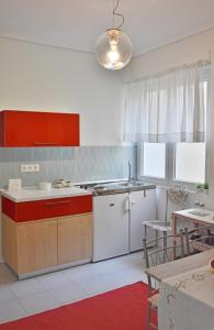 une cuisine avec des appareils électroménagers blancs, une table et une salle à manger dans l'établissement Short Stay Studio, à Thessalonique