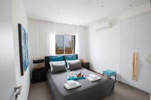 Säng eller sängar i ett rum på Nicholas Seaview Apartments