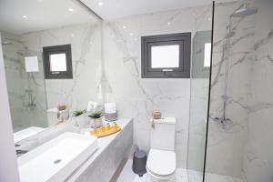 Ένα μπάνιο στο Nicholas Seaview Apartments