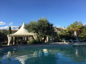 una tienda y una piscina frente a una casa en LE MAS D'ISACHRIS Le T2, en La Garde-Adhémar