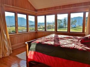 Tempat tidur dalam kamar di Te Anau Lodge