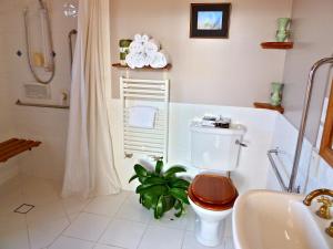 A bathroom at Te Anau Lodge