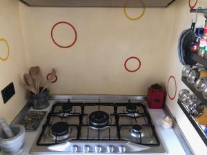 ein Kochfeld in einer Küche mit roten Kreisen an der Wand in der Unterkunft Bnbook-Tommaso Grossi Rho Fiera in Rho