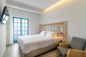 A bed or beds in a room at Livikon by the Sea