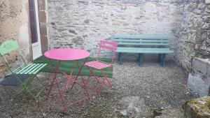 three chairs and a table and a bench at Petite maison au cœur du Berry in Culan