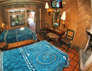 馬薩米特拉鎮的住宿－Hotel Cabaña Los Ruiseñores，一间卧室配有两张床、一张桌子和一面镜子