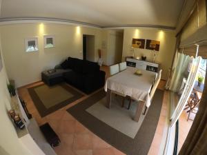 a living room with a couch and a table at Golf & Beach Apartment in Charneca