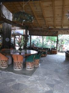 馬薩米特拉鎮的住宿－Hotel Cabaña Los Ruiseñores，一间带桌子和椅子的用餐室