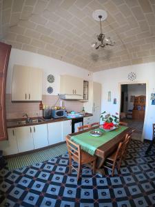 Η κουζίνα ή μικρή κουζίνα στο B&B Favignana