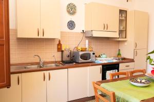 Η κουζίνα ή μικρή κουζίνα στο B&B Favignana +18 φωτογραφίες