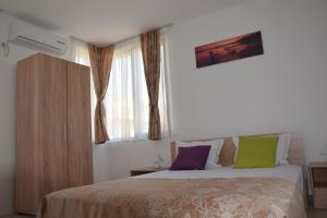 A bed or beds in a room at Casa Del Mar