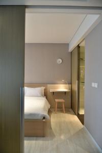 a small bedroom with a bed and a desk at Veranda residence pattaya By Kzy in Jomtien Beach