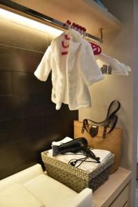 a room with a shelf with towels and a basket with a purse at Veranda residence pattaya By Kzy in Jomtien Beach