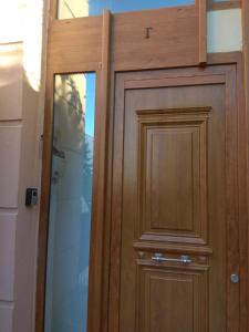 uma porta de madeira num quarto com uma janela em Seaside Apartment em Tessalônica