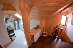 una cucina mansardata con un grande soffitto in legno di Pokoje u Danusi a Szczawnica