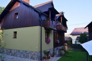 una casa di colore marrone e bianco di Pokoje u Danusi a Szczawnica