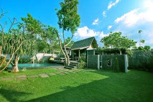 una casa con piscina y patio en Kajane Tulamben Bali, en Tulamben