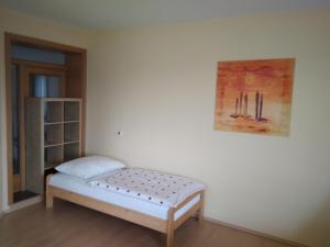 een klein bed in een hoek van een kamer bij Prázdninový dům in Uherský Ostroh