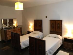 CamemiにあるCase di Cutalia - Villa Cutaliaのベッドルーム1室(ベッド2台、ドレッサー、鏡付)