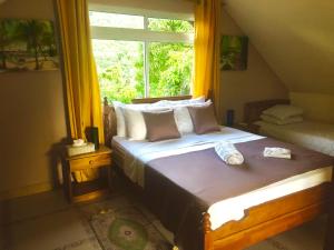 Een bed of bedden in een kamer bij Mountain Lodge