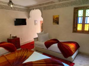 TV a/nebo společenská místnost v ubytování Riad Abaka hotel & boutique