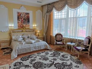 ein Schlafzimmer mit einem Bett und einem großen Fenster in der Unterkunft Гостиница Уфа-Астория in Ufa