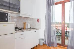 Kuchyň nebo kuchyňský kout v ubytování Apartments Rede