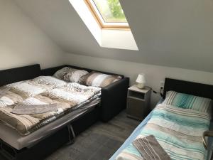 Posteľ alebo postele v izbe v ubytovaní Heni Apartment
