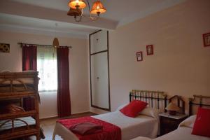- une chambre avec 2 lits et une fenêtre dans l'établissement Casa en plena naturaleza., à Valdecañas de Tajo