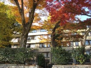 um prédio de apartamentos com árvores em frente em KKR Kyoto Kuniso em Quioto