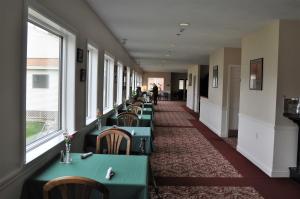 Fox Ridge Resort في نورث كونويه: ممر به طاولات وكراسي في مطعم