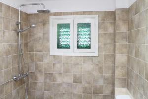 baño con ducha y ventana en Es Daus - Formentera Break, en Es Pujols