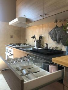 una cucina con piano di lavoro e piano cottura forno superiore di Casa del Corso a Licata