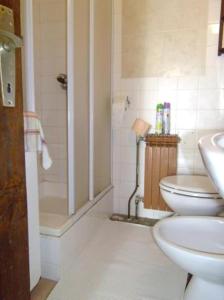 een badkamer met een douche, een toilet en een wastafel bij Apartmani Belajec in Dramalj