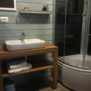 Ванна кімната в Houseboat Ślesin