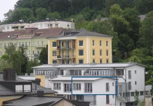 a group of houses in front of a mountain at Ferienwohnung Kronegarten in Gmunden