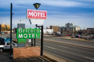 um sinal de motel na berma de uma estrada em Belcaro Motel em Denver