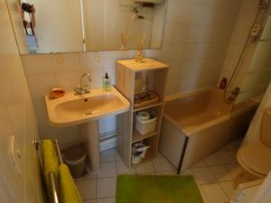 a bathroom with a sink and a toilet and a tub at Studio Sympa in Canet-en-Roussillon