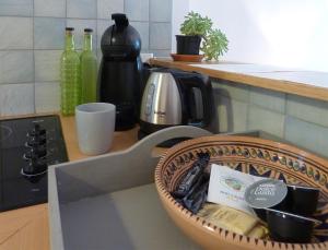 a basket sitting on top of a kitchen counter at maison La Marche in Cugand