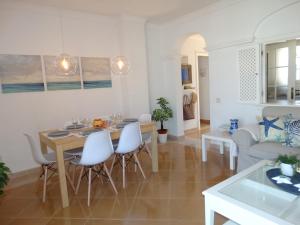 cocina y sala de estar con mesa y sillas en Beautiful penthouse with ocean and marina views, en Isla Canela