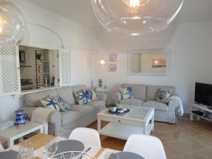 sala de estar con sofá y mesa en Beautiful penthouse with ocean and marina views, en Isla Canela