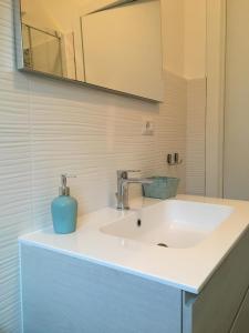 bagno con lavandino bianco e specchio di Maison Turquoise a Cala Gonone Altre 36 foto