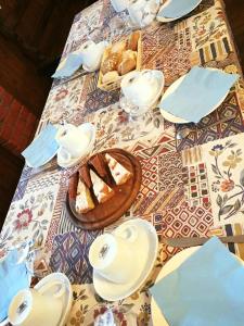 una mesa con un plato de pan en una mesa en Agriturismo La Garzonera, en Vergiate