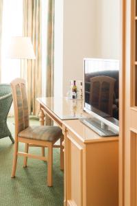 a desk with a laptop computer on top of it at Hotel Villa Auguste Viktoria in Ahlbeck