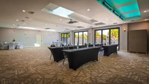 uma sala de conferências com mesas, cadeiras e janelas em Casey Key Resorts - Mainland em Osprey