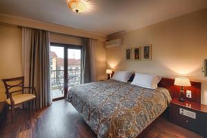 Ένα ή περισσότερα κρεβάτια σε δωμάτιο στο Hotel Nostos