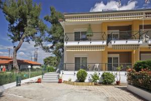 a yellow house with stairs and a tree at Mr&Mrs Green in Paradisos