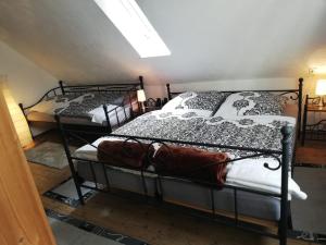 Un pat sau paturi într-o cameră la Ferienhaus Neheim Rita mit klimageräten