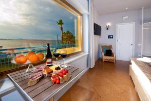 A television and/or entertainment centre at Relais Lo Stagnone